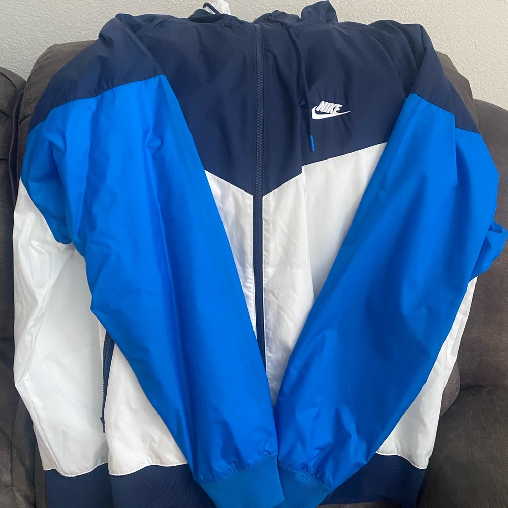 Nike windbreaker jacket. Size is xxl and the color is blue and white.